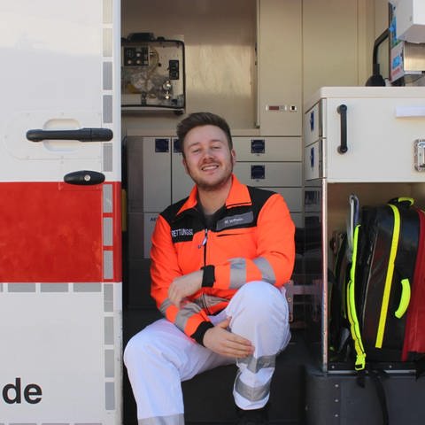 Marcel Wilhelm ist zu Gast in SWR1 Leute. Er ist einer der bekanntesten Rettungssanitäter Deutschlands und zeigt auf Social Media, wie sein spannender Arbeitsalltag aussieht. In der Notfallrettung ist er regelmäßig in Frankfurt im Einsatz.