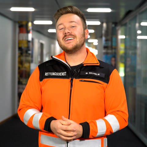 Marcel Wilhelm ist zu Gast in SWR1 Leute. Er ist einer der bekanntesten Rettungssanitäter Deutschlands und zeigt auf Social Media, wie sein spannender Arbeitsalltag aussieht. In der Notfallrettung ist er regelmäßig in Frankfurt im Einsatz.