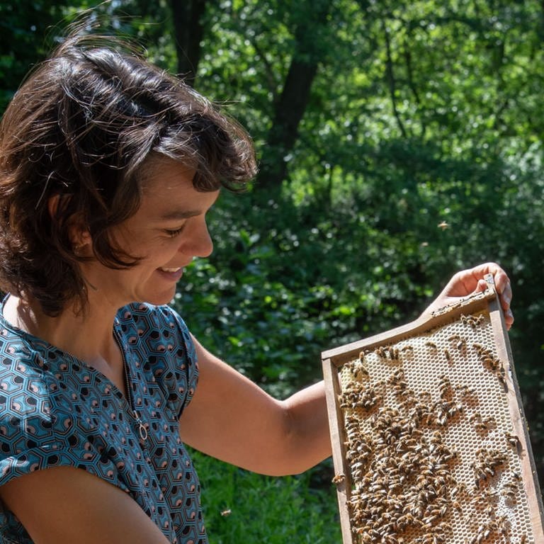 Bienen sind wichtig für die Biodiversität und die Ernährungssicherheit. Aber sie sind vom Aussterben bedroht. Darüber spricht die Bienenforscherin Kirsten Traynor in SWR1 Leute. (Foto: privat)