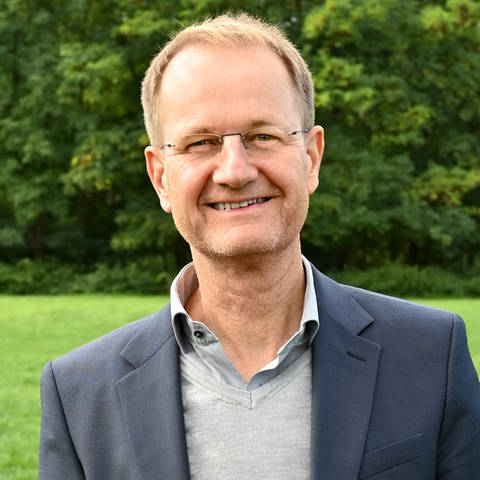 Germanist und Gymnasiallehrer Nils Björn Schulz spricht in SWR1 Leute über Irrwege der Digitalisierung an Schulen