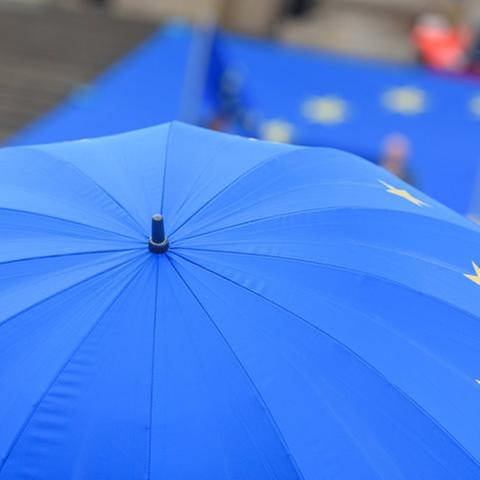 Regenschirm als Europa-Fahne (Foto: IMAGO, imago images / Christian Spicker -)