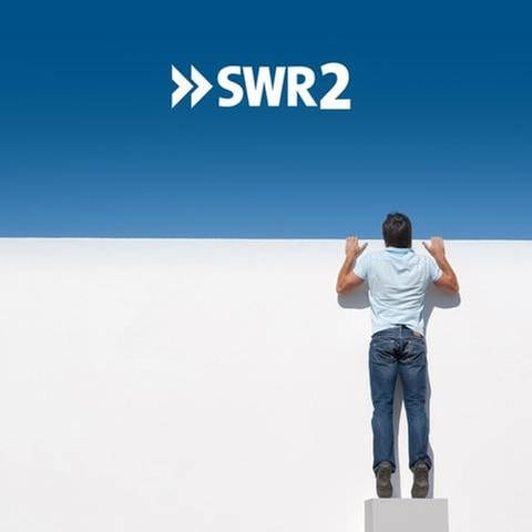 SWR2 Impuls Sendungsbild: Ein Mann schaut über eine weiße Mauer in den blauen Himmel (Foto: Getty Images, Getty Images -)