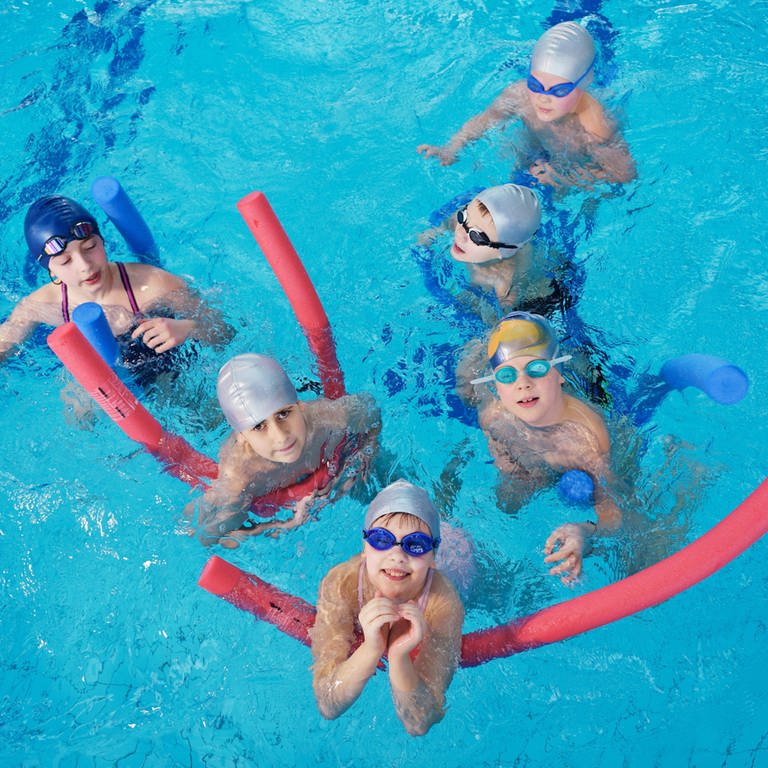 Kinder lernen schwimmen (Foto: IMAGO, IMAGO / Panthermedia)