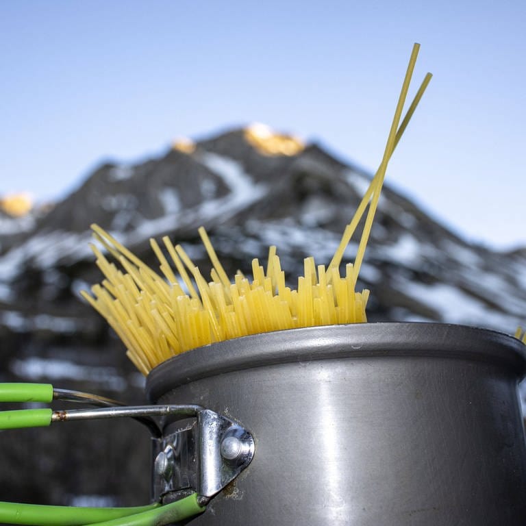 Pasta in den Alpen (Foto: IMAGO, IMAGO / CHROMORANGE)