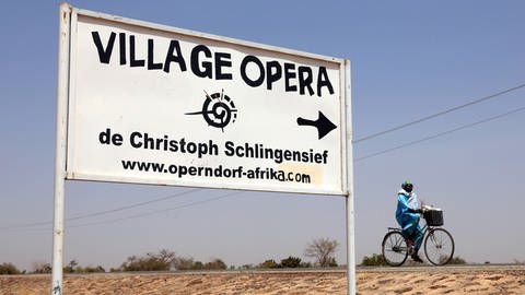 Hinweisschild auf das Operndorf in Burkina Faso (Foto: SWR, Patrick Batarilo)