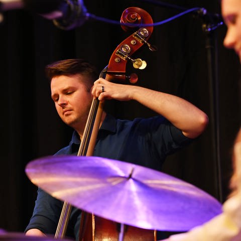 Franz Bluementhal spielt Kontrabass, im Vordergrund: Lisa Wilhelm am Schlagzeug (SWRKristina Schäfer) (Foto: SWR, Kristina Schäfer)