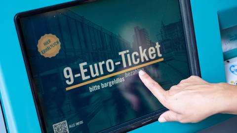 Eine Frau zieht sich an einem Fahrschein-Automaten ein 9-Euro-Ticket (Foto: dpa Bildfunk, picture alliance/dpa | Boris Roessler)