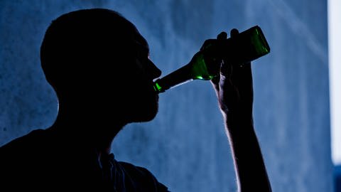 Ein junger Mann trinkt aus einer Bierflasche (Foto: IMAGO, IMAGO / photothek)