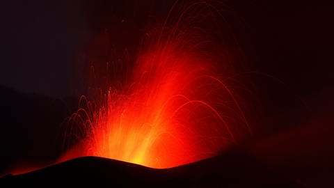 Der Vulkan auf La Palma spuckt Lava und Aschewolken (Foto: IMAGO, IMAGO / Future Image)