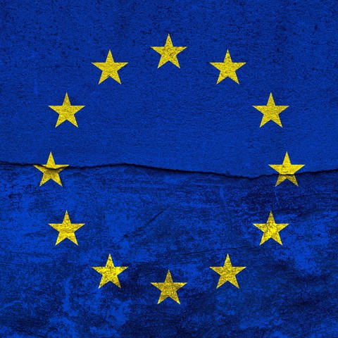 Eine gestaltete Flagge der Europäischen Union mit den 12 fünfzackigen, gelben Sternen sowie azurblauen Hintergrund  (Foto: picture-alliance / Reportdienste, picture alliance / SULUPRESS.DE | Torsten Sukrow/SULUPRESS.DE)