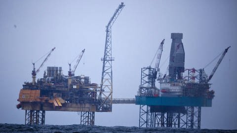 Erdgas-Plattform Elgin (Total) in der Nordsee vor der schottischen Kueste. Nach einem Unfall tritt Methan-Gas aus einem der Bohrloecher. (Foto: picture-alliance / Reportdienste, picture alliance / dpa | Joerg Modrow/Greenpeace)