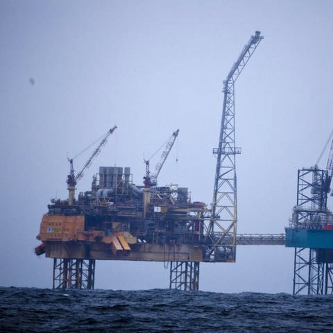 Erdgas-Plattform Elgin (Total) in der Nordsee vor der schottischen Kueste. Nach einem Unfall tritt Methan-Gas aus einem der Bohrloecher. (Foto: picture-alliance / Reportdienste, picture alliance / dpa | Joerg Modrow/Greenpeace)