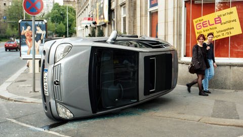 Mercedes A-Klasse nach einem Unfall  (Foto: IMAGO, IMAGO / Busse)