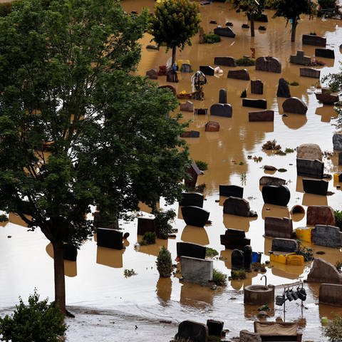 Heftige Regenfälle und Dauerregen haben für Überschwemmungen und Überflutungen unter anderem auf einem Friedhof gesorgt. (Foto: IMAGO, IMAGO / Future Image)