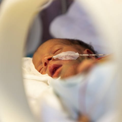 Frühgeborenenstation in einem Krankenhaus (Foto: IMAGO, IMAGO / Jochen Tack)