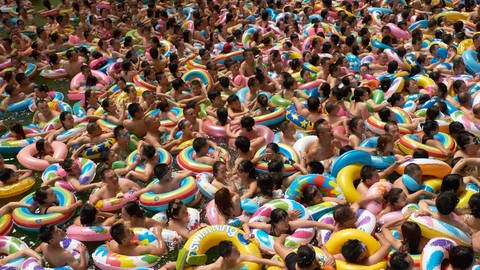 Tausende Menschen genießen das Wasser am Toten Meer in China, dem überfülltesten Schwimmbecken der Welt (Foto: picture-alliance / Reportdienste, picture alliance / abaca | Marechal Aurore)