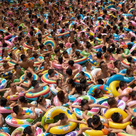 Tausende Menschen genießen das Wasser am Toten Meer in China, dem überfülltesten Schwimmbecken der Welt (Foto: picture-alliance / Reportdienste, picture alliance / abaca | Marechal Aurore)