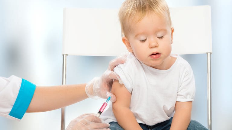Ein Kind wird geimpft (Foto: IMAGO, IMAGO / agefotostock)