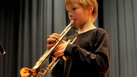 Ein Junge spielt Trompete (Foto: IMAGO, IMAGO / Becker&Bredel)