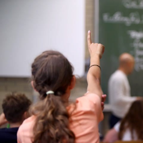 Mädchen meldet sich im Unterricht (Foto: picture-alliance / Reportdienste, picture alliance/dpa | Daniel Karmann)