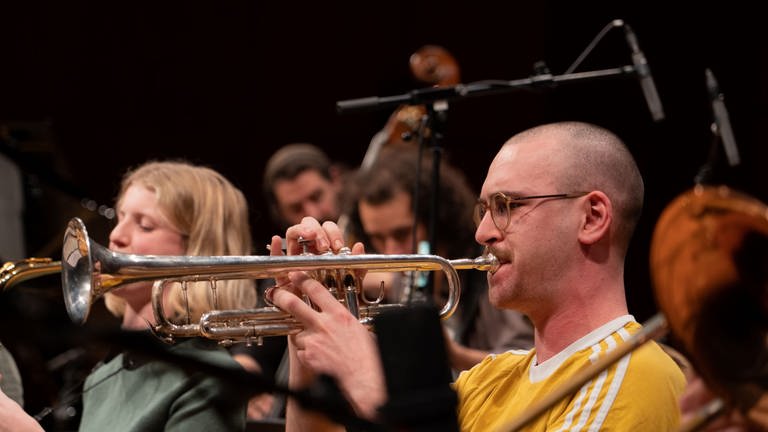 Silas Engel spielt Trompete (Foto: SWR, Julian Camargo)