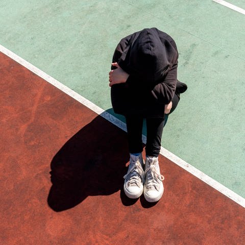 Deprimiertes und hoffnungsloses Teenager-Mädchen, das allein sitzt (Foto: picture-alliance / Reportdienste, picture alliance / Zoonar | GRAZVYDAS JANUSKA)
