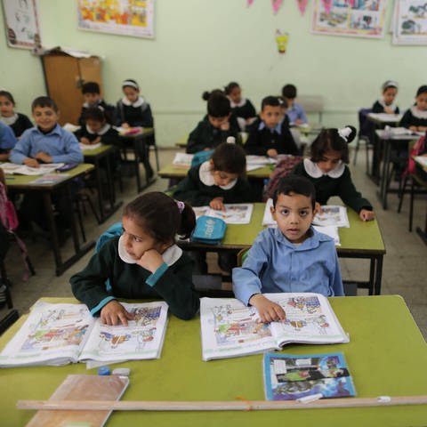 Grundschulklasse in Palästina (Foto: IMAGO, IMAGO / Xinhua)