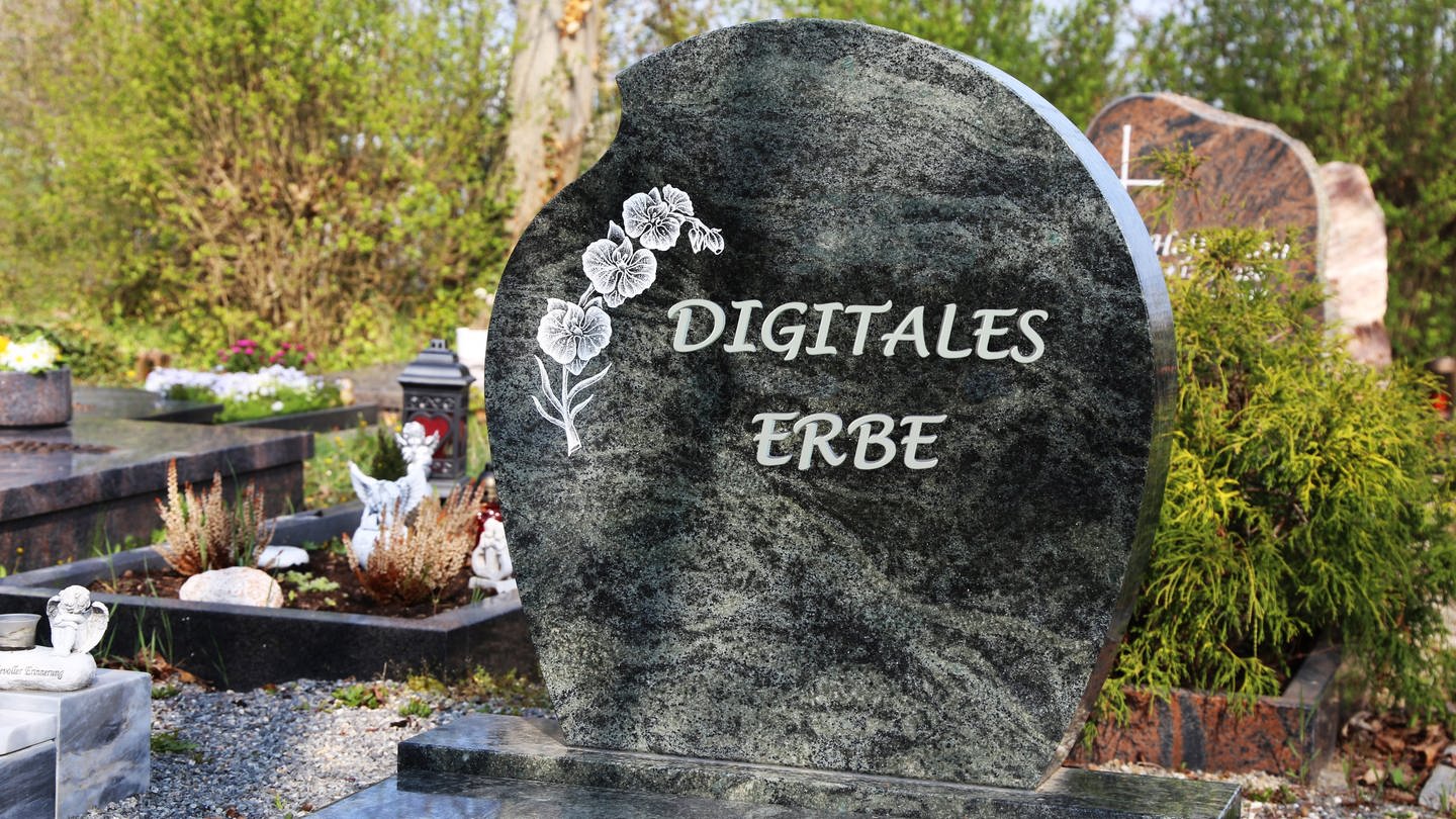 Symbolbild: Grabstein mit der deutschen Inschrift Digitales Erbe (Foto: IMAGO, agefotostock)