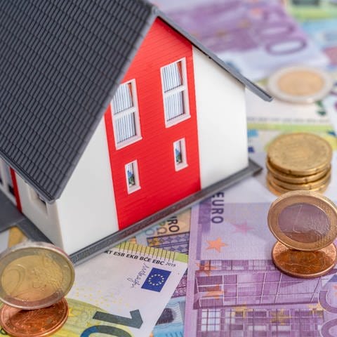 Miniaturhaus auf Euro-Geldscheinen (Foto: IMAGO, IMAGO / Bihlmayerfotografie)