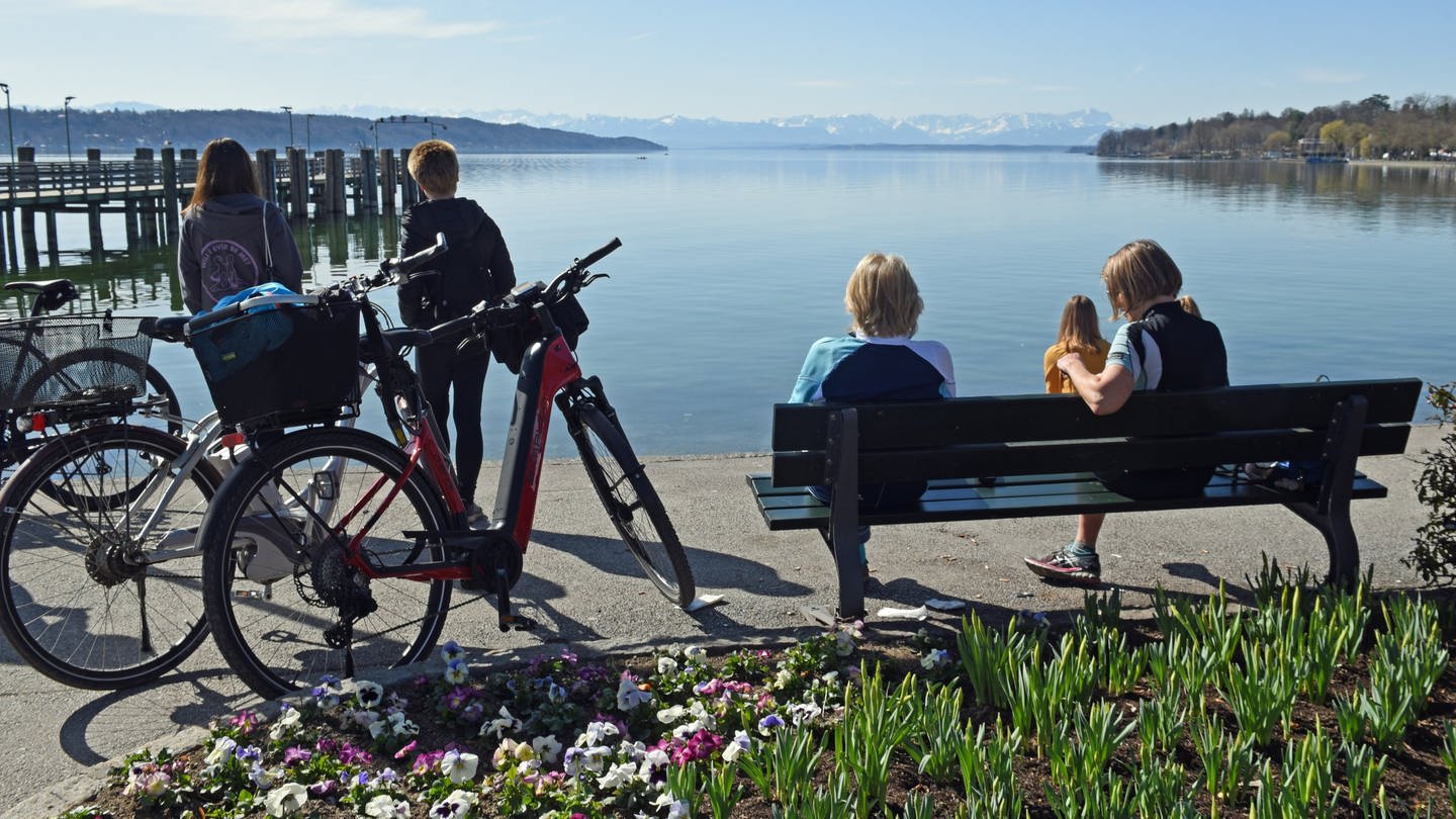 E-Bikes Ausflügler genießen an der Seepromenade die Sonne (Foto: dpa Bildfunk, Picture Alliance)