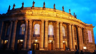 Staatsoper Stuttgart in der Abenddämmerung (Foto: SWR, Christiane Patzelt)