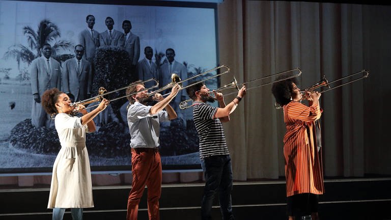 Szene aus "Granma. Posaunen aus Havanna  Metales du Cuba" vom Rimini Protokoll am Gorki-Theater, Berlin (Foto: IMAGO, Martin Müller)