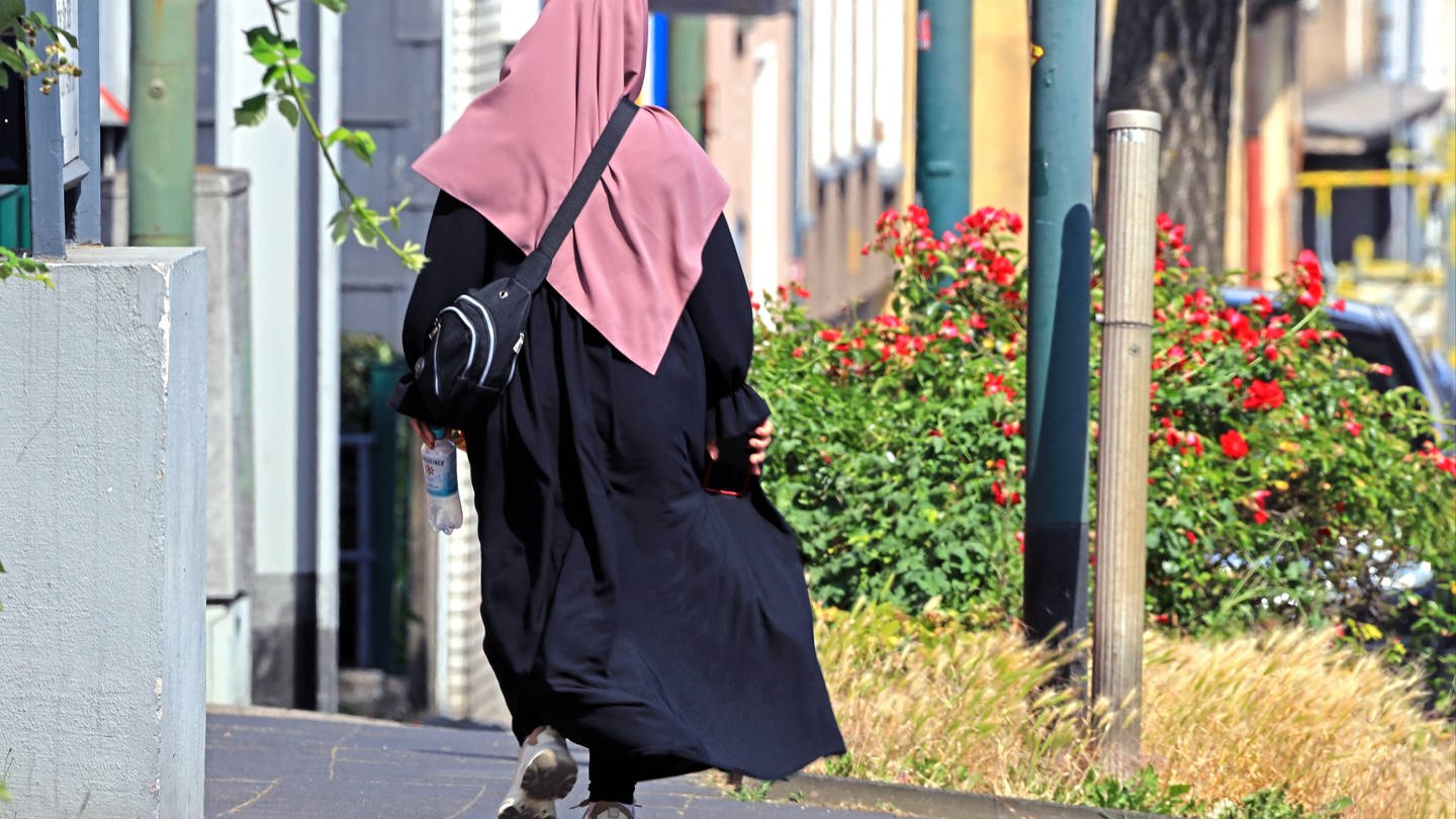 Muslimas im Ruhrgebiet Eine mit einem Kopftuch (Foto: IMAGO, IMAGO / Gottfried Czepluch)