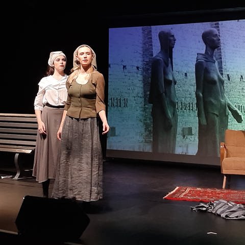 Tanzperformance "Stolpersteine bewegen" des Theaters Trier: Die Tänzerinnen Beatrice Risiglione (li.) und Laura Evangelisti (re.) (Foto: SWR)