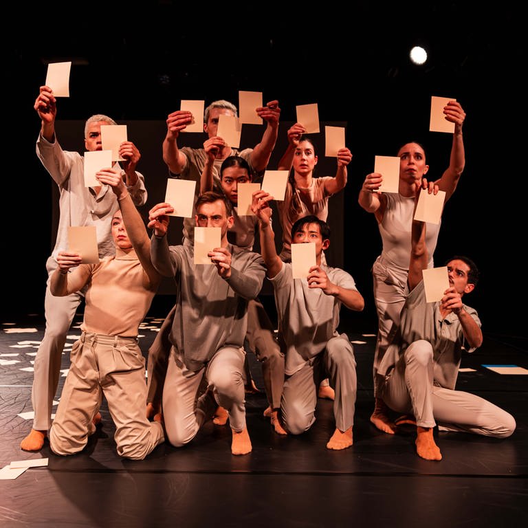 Szene aus dem Stück "Identity", Ensemble Tanztheater in Ulm (Foto: Sylvain Guillot, Theater Ulm)