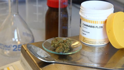 Cannabis als Medikament in einer Apotheke (Foto: imago images, imago images / epd)