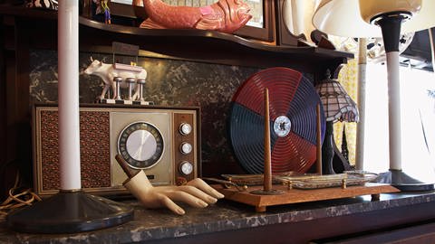 Ein altes Radio in einem Antiquitäten-Geschäft (Foto: imago images, imago images / ingimage)