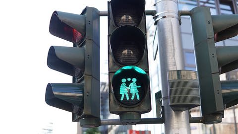 grüne Fußgängerampel in Marburg mit einem Liebespaar von zwei Frauen als Symbol (Foto: IMAGO, Revierfoto)