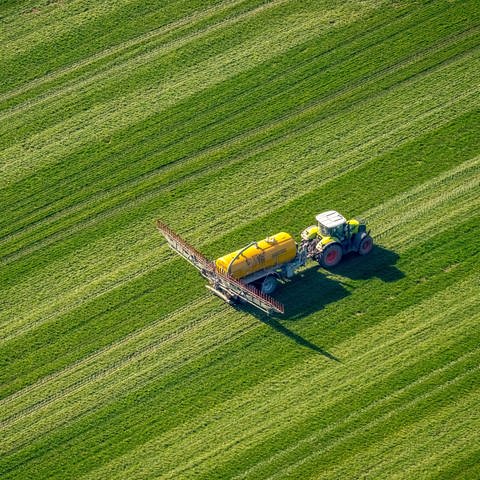 Traktor sprüt Pestizide auf einen Acker (Foto: imago images, Pressestelle, Hans Blossey)