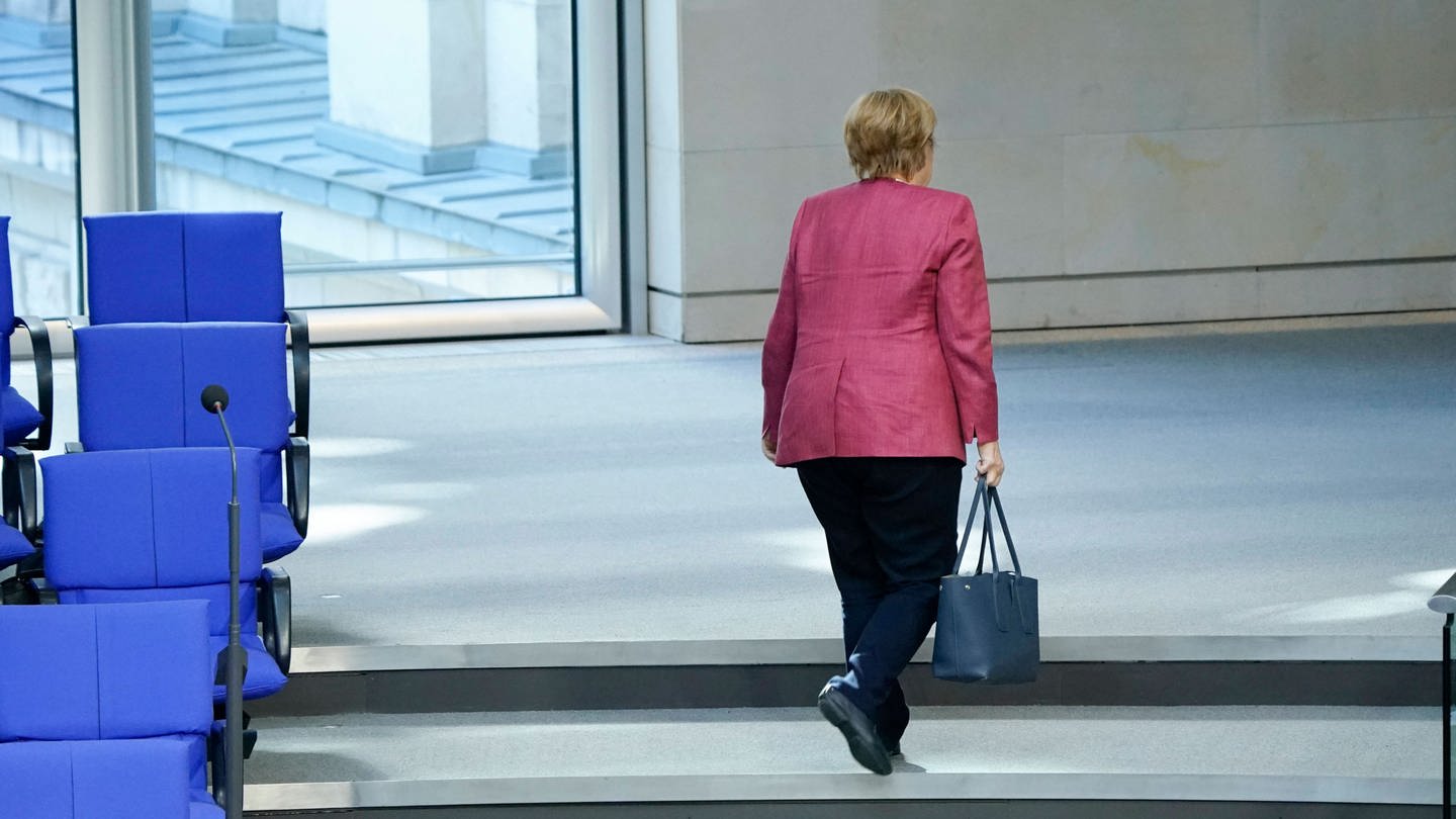 Angela Merkel die Bundeskanzlerin verlässt das Plenum (Foto: IMAGO, IMAGO / Political-Moments)