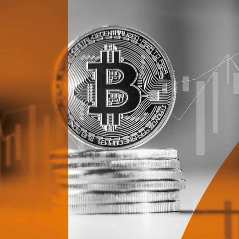 Münze mit Bitcoinlogo und Börsenkurven (Foto: ard-foto s2-intern/extern, Chromorange / newspixx vario images/ Michael  Bihlmayer)