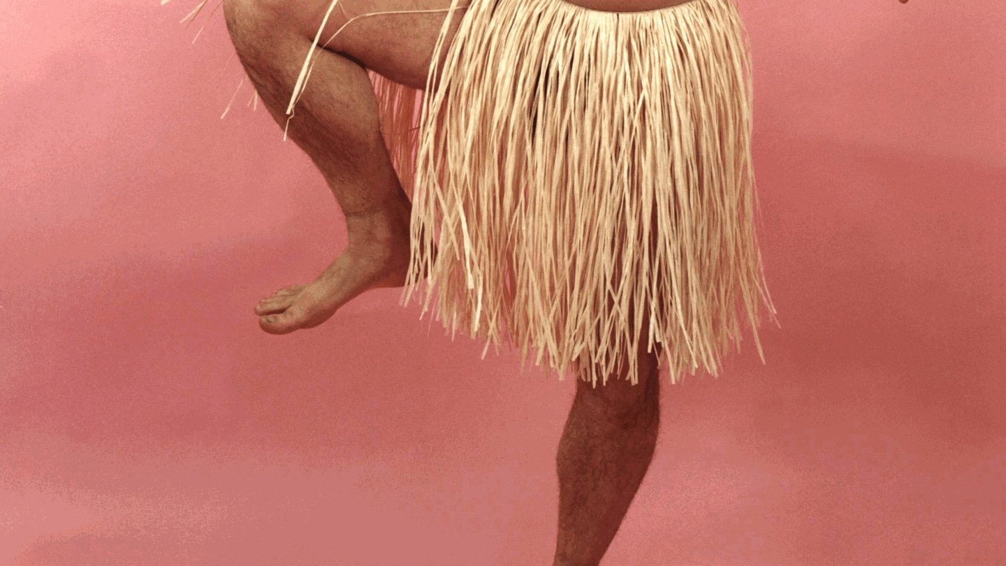 Mann tanzt im Baströckchen (Foto: IMAGO, IMAGO / IMAGEBROKER)