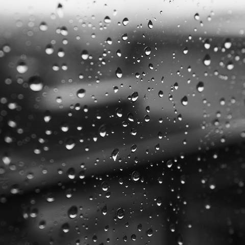 Regentropfen auf einem Fenster (Foto: Unsplash / Sebatiano Piazzi)