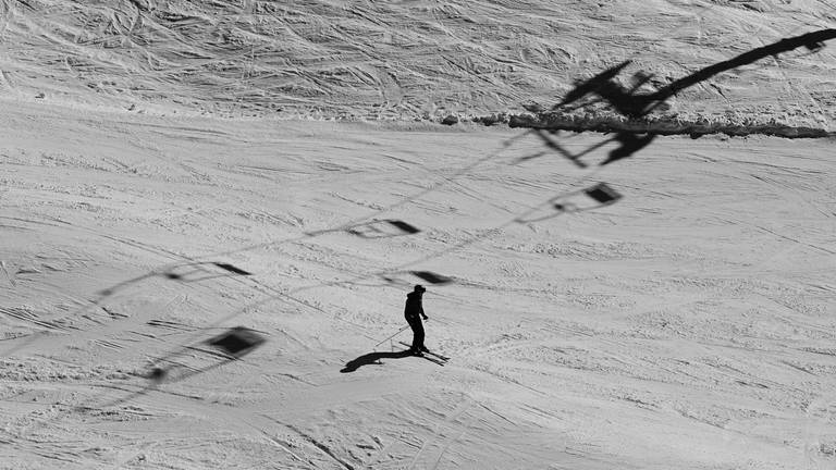 Skifahrer am Hang (Foto: Unsplash/Micaela Parente)