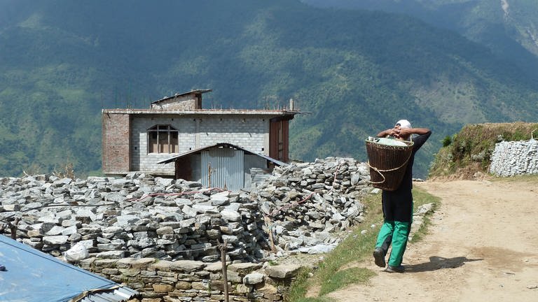Ita Ghale auf dem Weg ins verwüstete Nepal, um den Großeltern ein neues Haus zu bauen… (Foto: Pressestelle, Johanna Fricke)