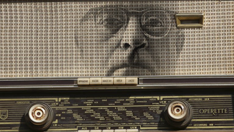 Collage Th. W. Adorno und altes Röhrenradio, Für Essay Radio Adorno (Foto: IMAGO, dpa Bildfunk, imago stock&people; Bifab)