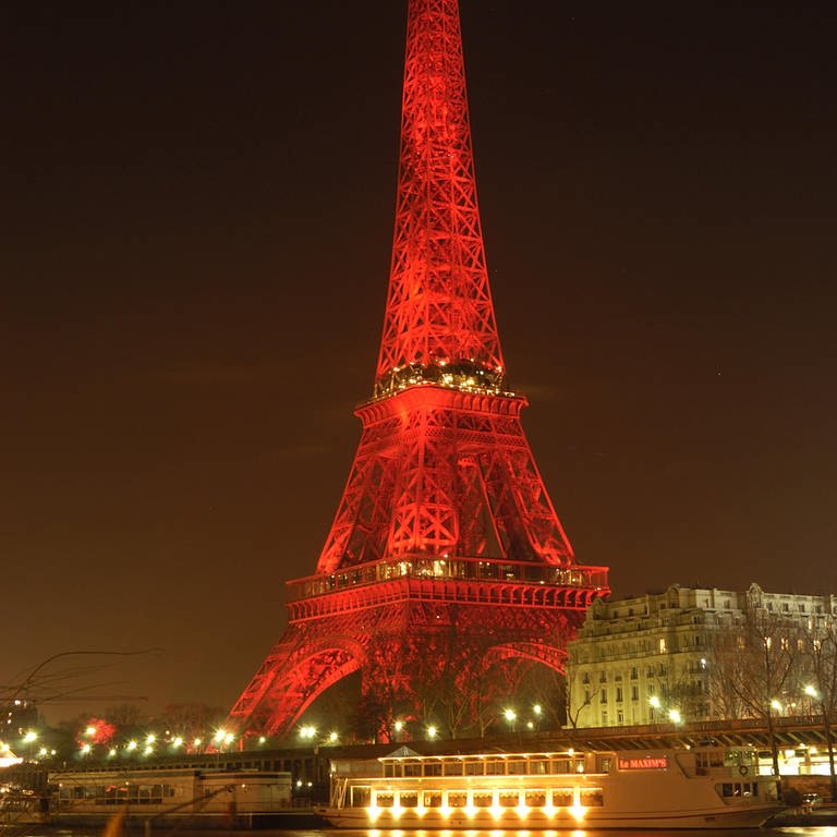 Eiffelturm bei Nacht, rot beleuchtet, Paris Frankreich (Foto: picture-alliance / Reportdienste, Gerd HAUSLER)