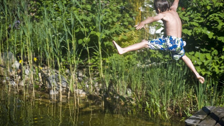 Junge springt in den Teich (Foto: IMAGO, ib yan01205304)