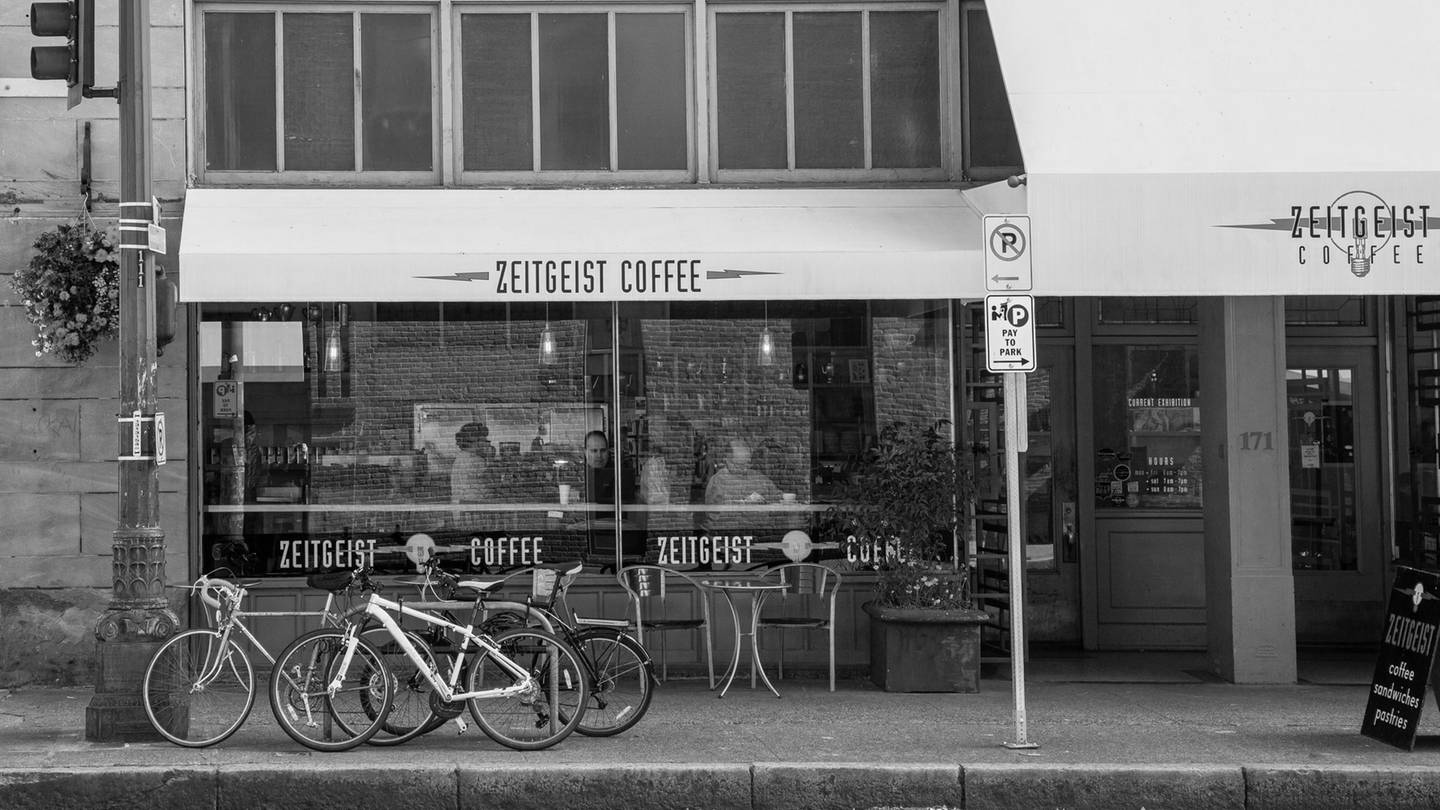 Gebäude mit Café und Fahrrädern davor (Foto: Unsplash/Wilhelm Gunkel)