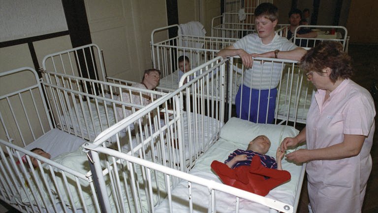 Patienten in einer veralteten Kinderpychiatrischen Station (Foto: dpa Bildfunk, picture-alliance ZB, Waltraud Grubitzsch )